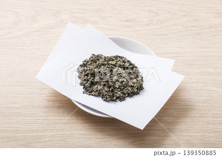 杜仲茶 ハーブティー 健康茶 皿に盛られ茶葉 杜仲茶 ハーブティー 健康茶 皿に盛られ茶葉 139350885