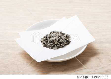 杜仲茶 ハーブティー 健康茶 皿に盛られ茶葉 杜仲茶 ハーブティー 健康茶 皿に盛られ茶葉 139350887