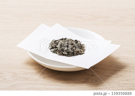 杜仲茶　ハーブティー　健康茶　皿に盛られ茶葉 139350889