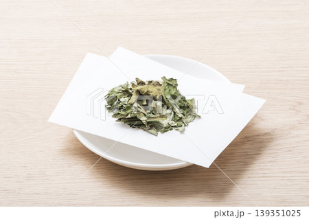ヤーコン茶 ハーブティー 健康茶 皿に盛られ茶葉 ヤーコン茶 ハーブティー 健康茶 皿に盛られ茶葉 139351025