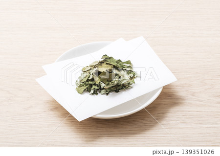 ヤーコン茶 ハーブティー 健康茶 皿に盛られ茶葉 ヤーコン茶 ハーブティー 健康茶 皿に盛られ茶葉 139351026