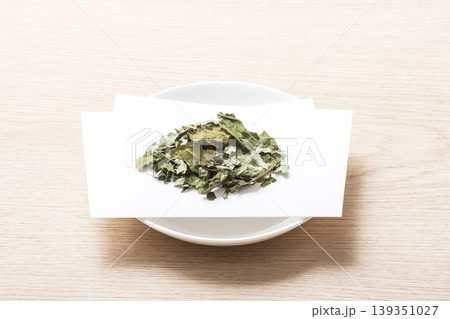 ヤーコン茶 ハーブティー 健康茶 皿に盛られ茶葉 ヤーコン茶 ハーブティー 健康茶 皿に盛られ茶葉 139351027