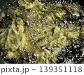 タラの芽の山菜天ぷら調理中 139351118