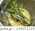 タラの芽の山菜天ぷら調理中 139351119