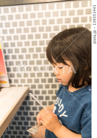 鉄板焼きレストランで座席に座る日本人の女の子の幼児 鉄板焼きレストランで座席に座る日本人の女の子の幼児 139351441