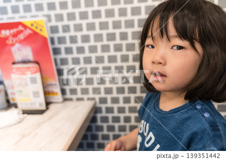 鉄板焼きレストランで座席に座る日本人の女の子の幼児 139351442