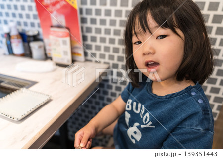 鉄板焼きレストランで座席に座る日本人の女の子の幼児 鉄板焼きレストランで座席に座る日本人の女の子の幼児 139351443