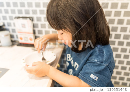 鉄板焼きレストランで座席に座る日本人の女の子の幼児 鉄板焼きレストランで座席に座る日本人の女の子の幼児 139351448