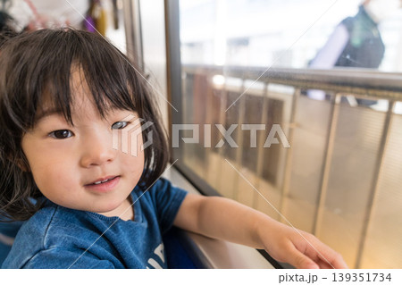路面電車の車窓を眺める日本人の女の子の幼児 139351734
