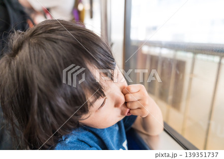 路面電車の車窓を眺める日本人の女の子の幼児 139351737