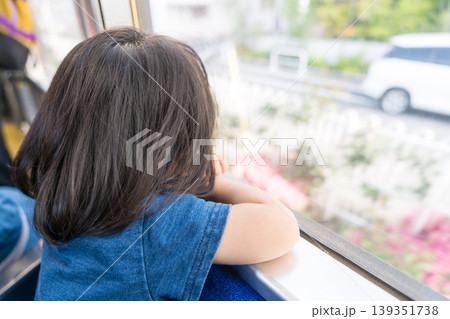 路面電車の車窓を眺める日本人の女の子の幼児 路面電車の車窓を眺める日本人の女の子の幼児 139351738