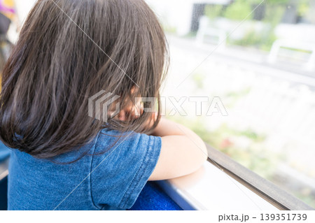 路面電車の車窓を眺める日本人の女の子の幼児 139351739