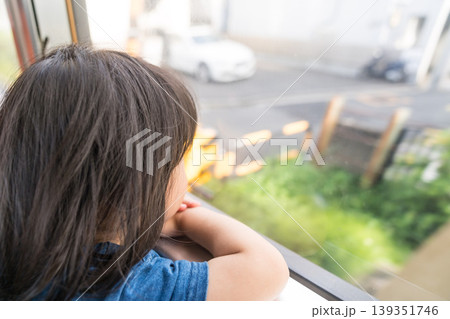 路面電車の車窓を眺める日本人の女の子の幼児 139351746