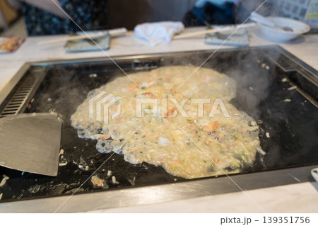 鉄板の上で焼かれる海鮮もんじゃ焼き 鉄板の上で焼かれる海鮮もんじゃ焼き 139351756