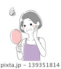 鏡を見て悩むシニア女性 139351814