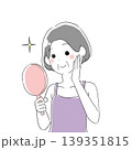 手鏡を見るシニア女性 139351815