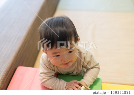 カラフルなキッズルームで遊ぶ日本人の男の赤ちゃん カラフルなキッズルームで遊ぶ日本人の男の赤ちゃん 139351851