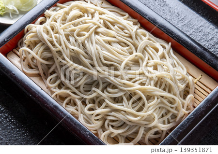 ざるそば盛り付け 139351871