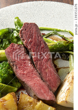 牛肉ステーキ野菜添え 139351876