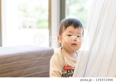 明るい窓辺でカメラを見つめる日本人の男の赤ちゃんのポートレート 明るい窓辺でカメラを見つめる日本人の男の赤ちゃんのポートレート 139351906