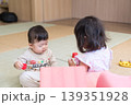マンションのキッズルームで遊ぶ日本人の姉弟 マンションのキッズルームで遊ぶ日本人の姉弟 139351928