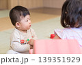 マンションのキッズルームで遊ぶ日本人の姉弟 マンションのキッズルームで遊ぶ日本人の姉弟 139351929