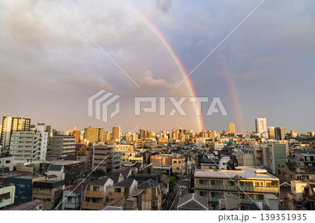 東京の住宅街に架かる大きなダブルレインボーと東京スカイツリー 東京の住宅街に架かる大きなダブルレインボーと東京スカイツリー 139351935