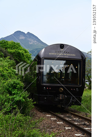 ななつ星の後方列車と由布岳 139352157