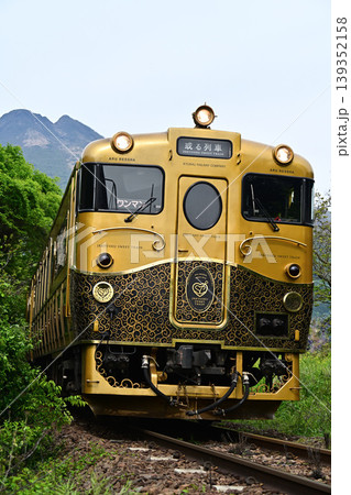 或る列車と小さく見える由布岳 139352158