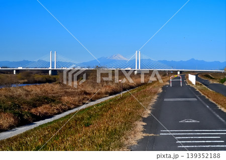坂東大橋下流の利根川河川敷から望む冠雪した浅間山 139352188