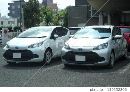 駐車場に並んだ乗用車 139352206