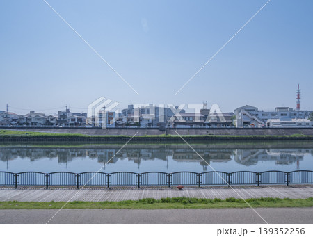 穏やかな川面に映る住宅街の風景 穏やかな川面に映る住宅街の風景 139352256