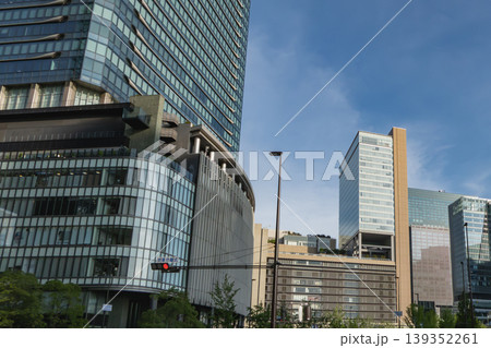 近代的な高層ビルと青空のビジネス街 139352261