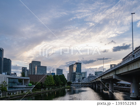 夕暮れ時の川と都会のビル群のパノラマ 139352263