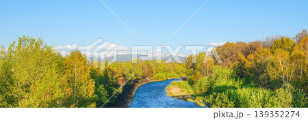 春から初夏の北海道美瑛町を流れる美瑛川と大雪山系の風景 春から初夏の北海道美瑛町を流れる美瑛川と大雪山系の風景 139352274