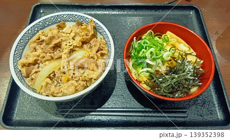 吉野家の牛丼・油そば(ミニ)セット 吉野家の牛丼・油そば(ミニ)セット 139352398