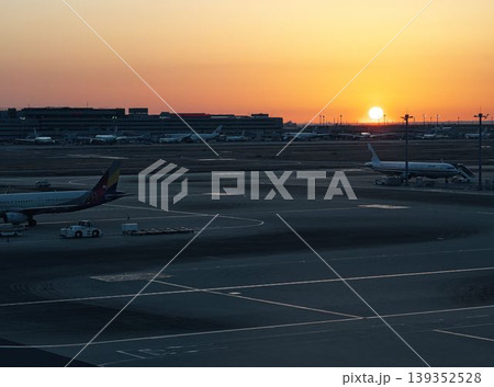 夜明けの羽田空港駐機場 夜明けの羽田空港駐機場 139352528