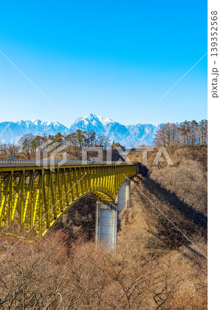 冬の八ヶ岳高原大橋　(2月) 139352568