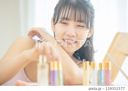 メイクをする若い女性 139352577