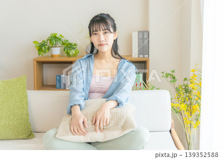 自宅でくつろぐ若い女性 自宅でくつろぐ若い女性 139352588