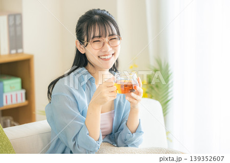 リビングで紅茶を飲む女性 139352607