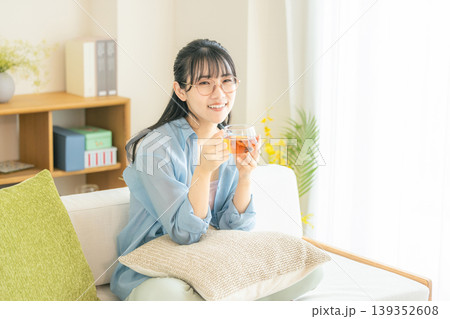 リビングで紅茶を飲む女性 139352608