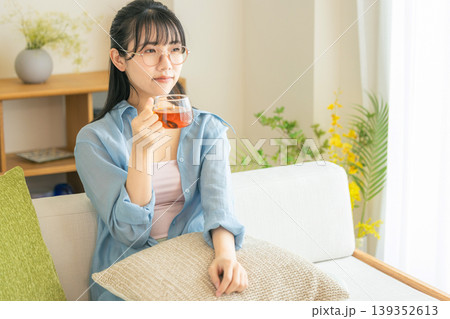 リビングで紅茶を飲む女性 リビングで紅茶を飲む女性 139352613