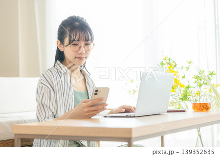 パソコンとスマホを使う若い女性 パソコンとスマホを使う若い女性 139352635