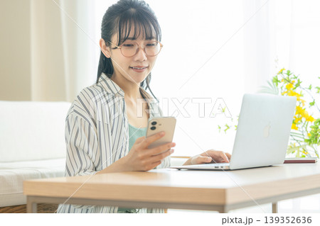 パソコンとスマホを使う若い女性 パソコンとスマホを使う若い女性 139352636