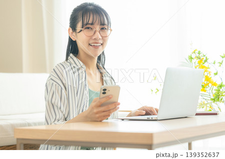 パソコンとスマホを使う若い女性 パソコンとスマホを使う若い女性 139352637