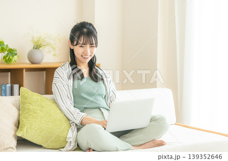 パソコンを使う若い女性 パソコンを使う若い女性 139352646