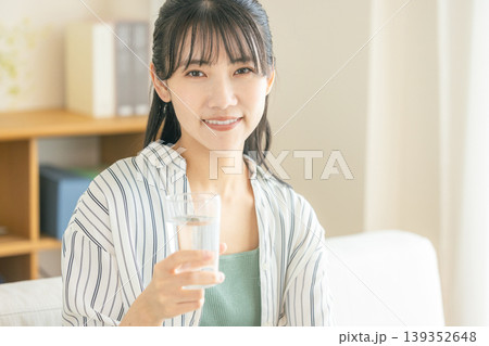 水を飲む若い女性 水を飲む若い女性 139352648