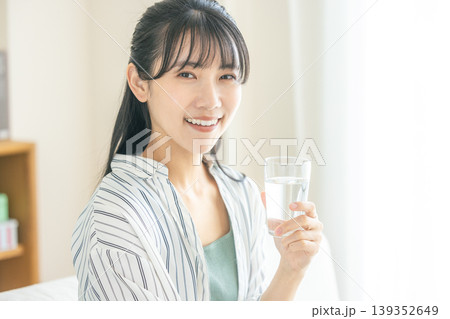 水を飲む若い女性 水を飲む若い女性 139352649
