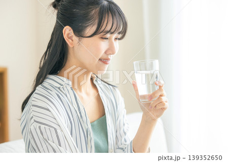 水を飲む若い女性 水を飲む若い女性 139352650